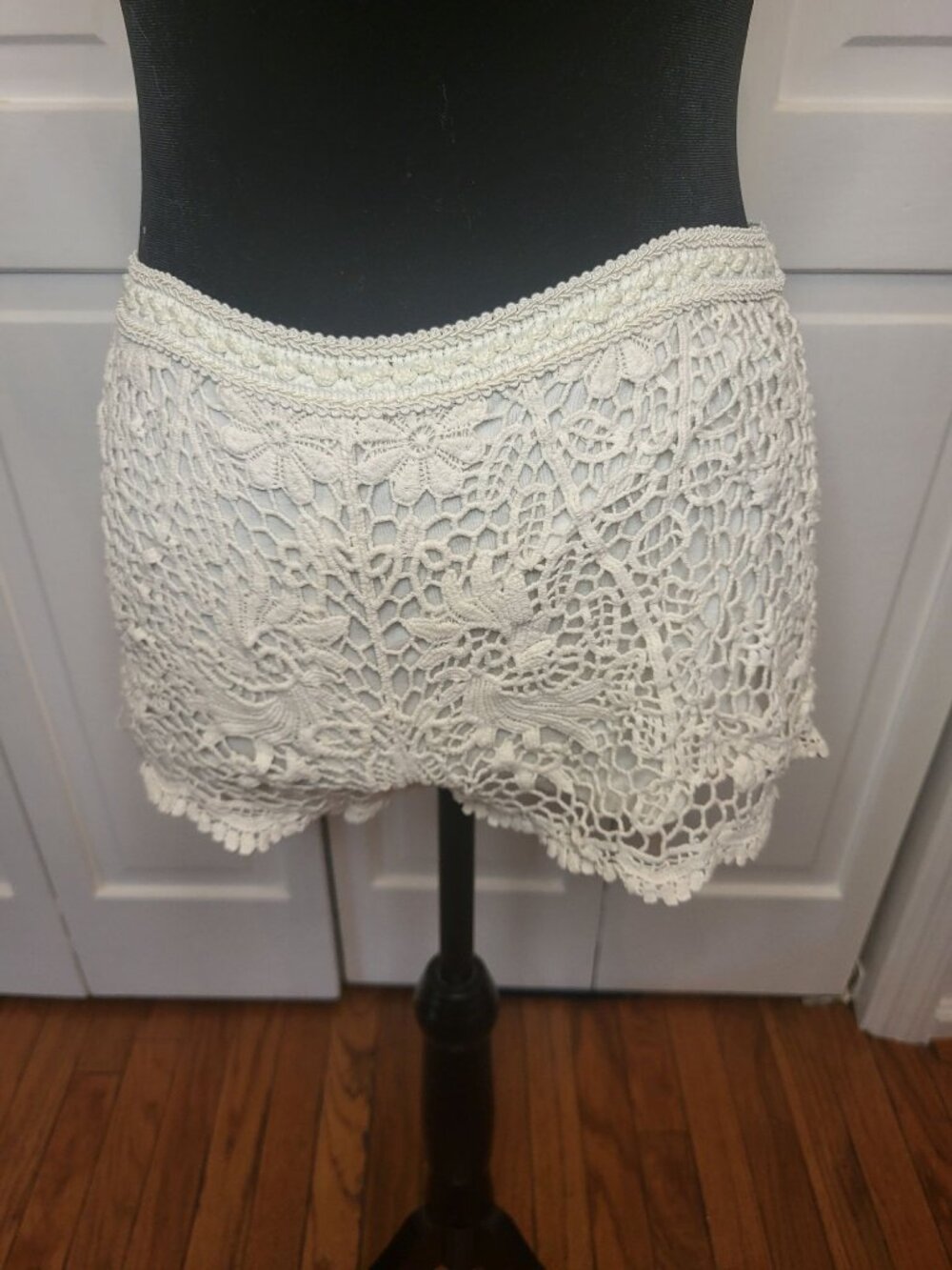 Mossimo Ivory Crochet Shorts 2 in inseam S Boho Bach Fairy Coastal Festival